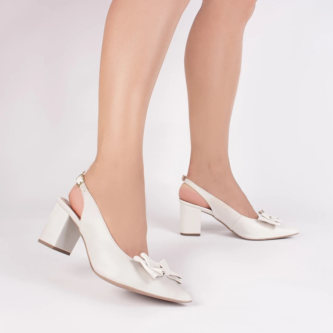 Sapato Scarpin Torricella Off White com Fivela Dourada