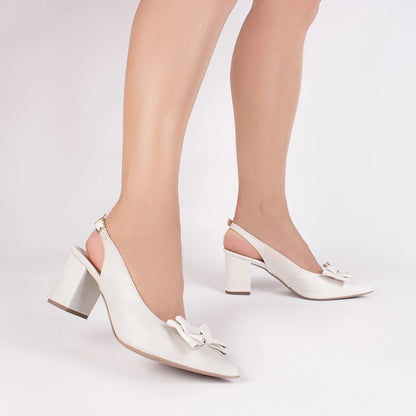 Sapato Scarpin Torricella Off White com Fivela Dourada