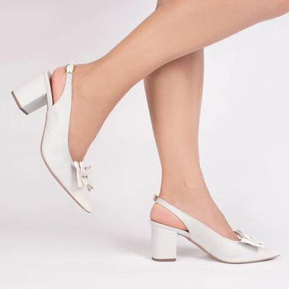 Sapato Scarpin Torricella Off White com Fivela Dourada