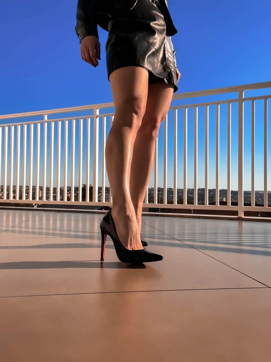 Scarpin Torricella Verniz Preto com Sola Vermelha | Hyly Prime