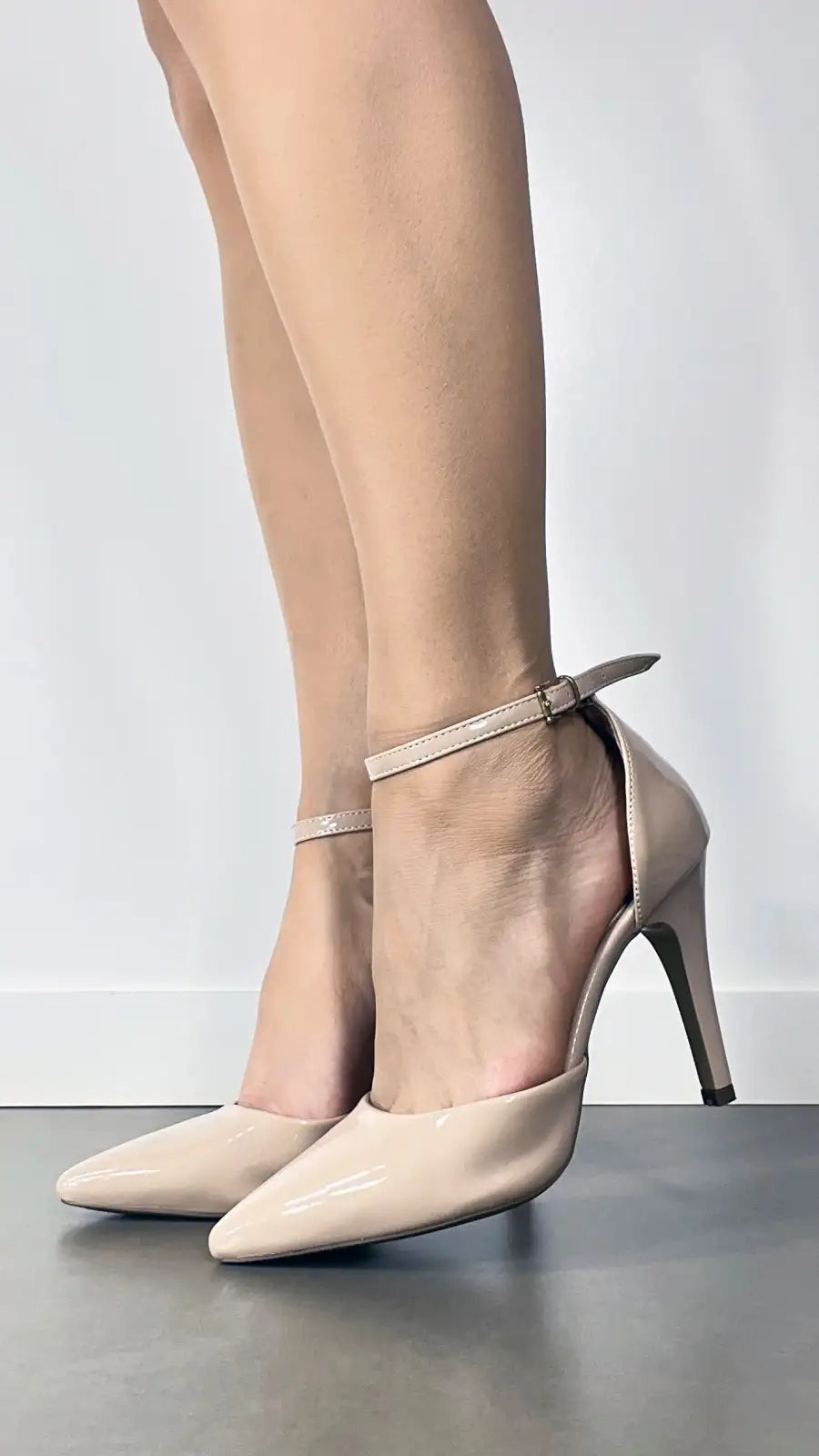 Scarpin Verniz Bege com Salto Fino 10cm