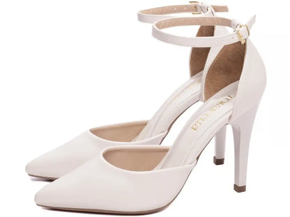 Sapato Scarpin Verniz Off White com Fivela Dourada Salto 10 cm