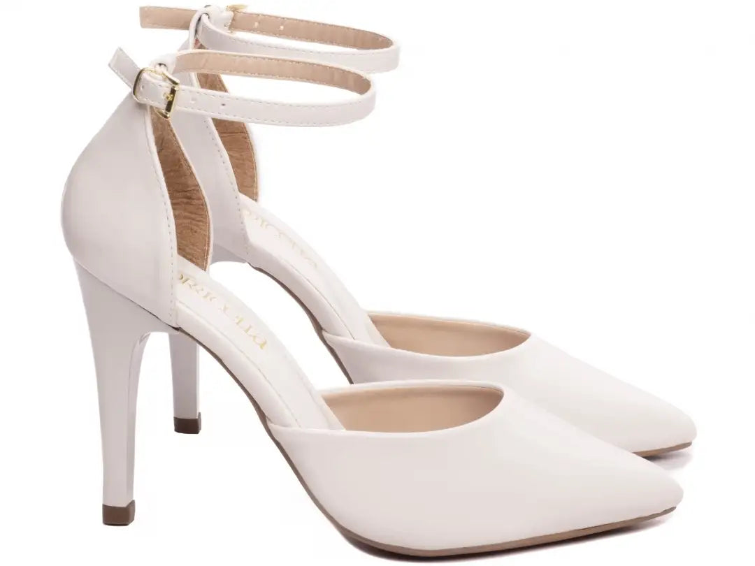 Sapato Scarpin Verniz Off White com Fivela Dourada Salto 10 cm