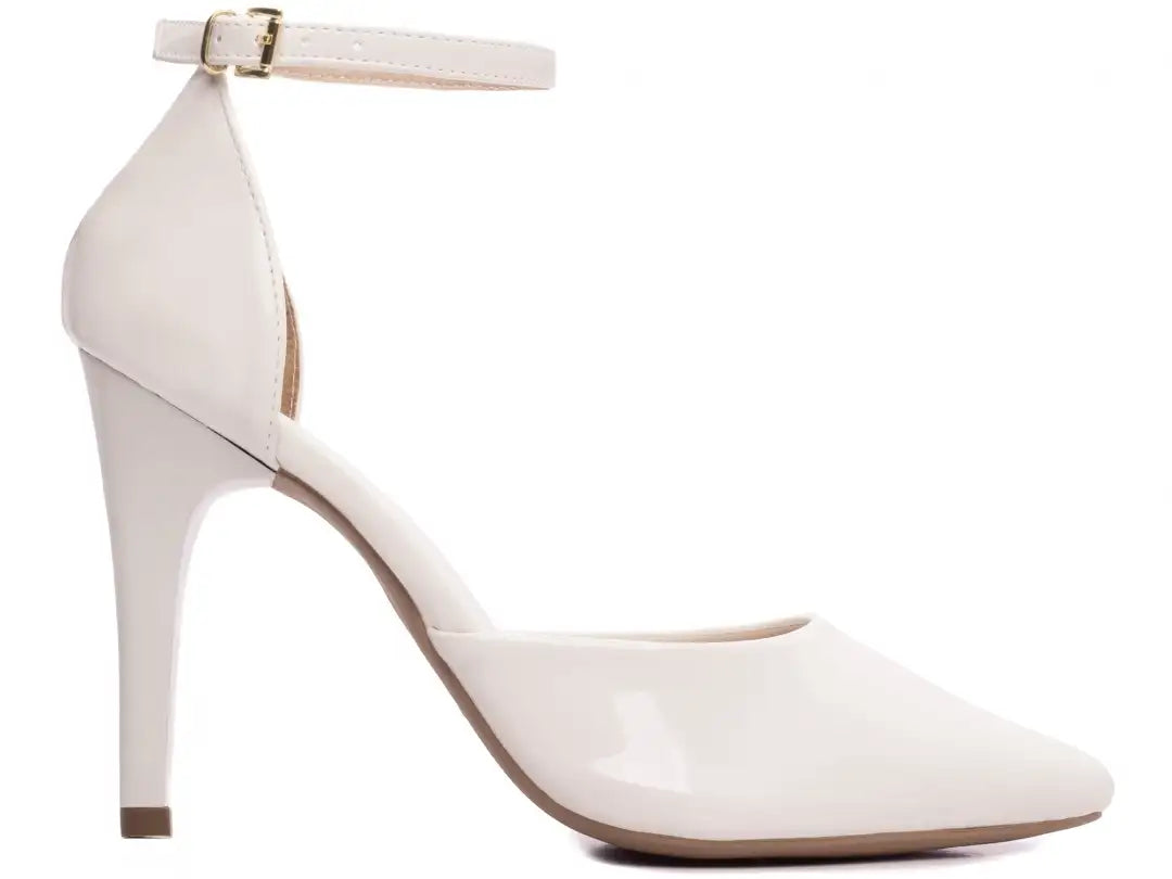 Sapato Scarpin Verniz Off White com Fivela Dourada Salto 10 cm