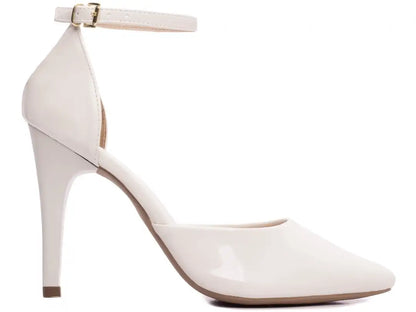 Sapato Scarpin Verniz Off White com Fivela Dourada Salto 10 cm