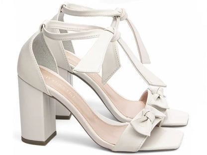 Sandália Feminina Off White com Laço Nó Salto 8,5 cm