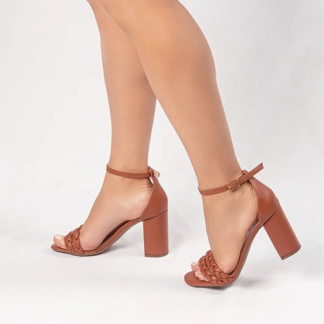 Sandália Feminina Napa Caramelo com Tiras Trançadas Salto 8,5 cm