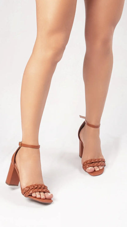 Sandália Feminina Napa Caramelo com Tiras Trançadas Salto 8,5 cm