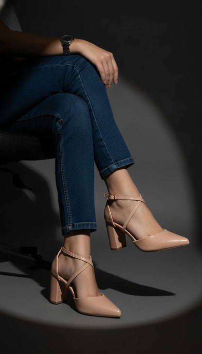 Scarpin Bico Fino Nude Rosado com Tira Cruzada